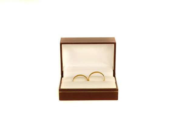 Zwei goldene Eheringe in einer Box isolat — Stockfoto