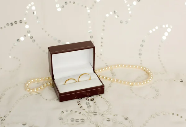 Dos anillos de boda dorados en una caja —  Fotos de Stock
