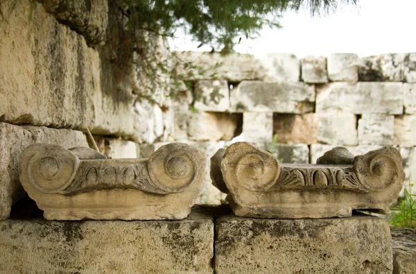 Primer plano de las antiguas columnas griegas capiteles — Foto de Stock