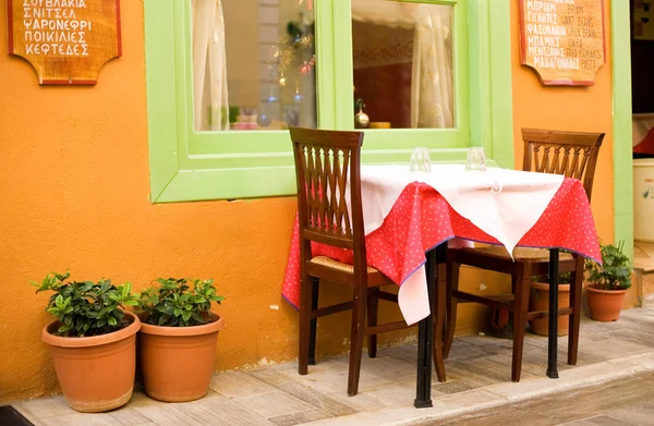 Beautiful вулиці кафе в Нафпліон — стокове фото