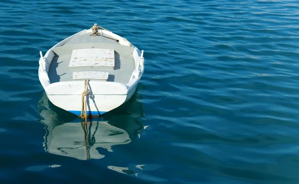Único barco branco e mar azul claro — Fotografia de Stock
