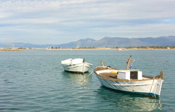 Dwa białe łodzie i błękitne morze — Zdjęcie stockowe