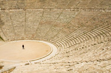 epidaurus antik tiyatroda turizm