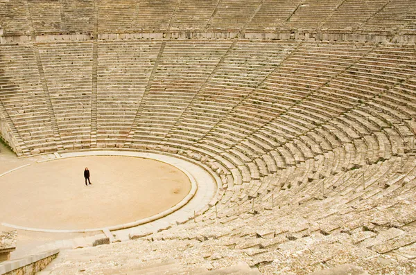 Touriste dans le théâtre antique à Epidaurus — Photo