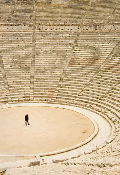 Turysta w starożytny teatr w Epidauros — Zdjęcie stockowe