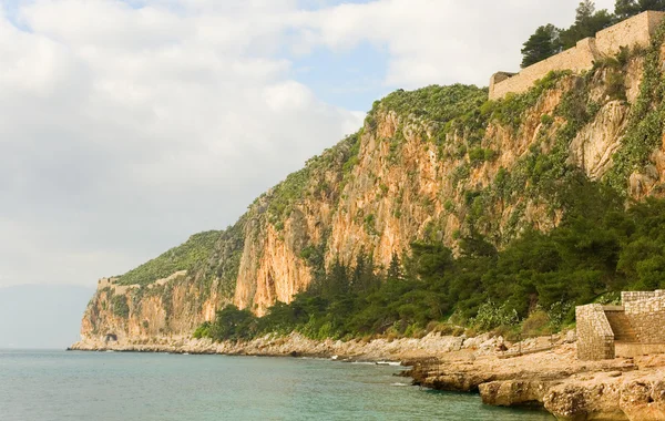 Grekiska klippiga kust-landskap — Stockfoto