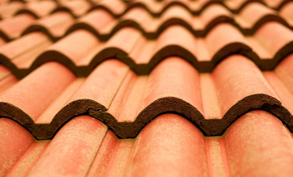 Primo piano del tetto di piastrelle rosse — Foto Stock