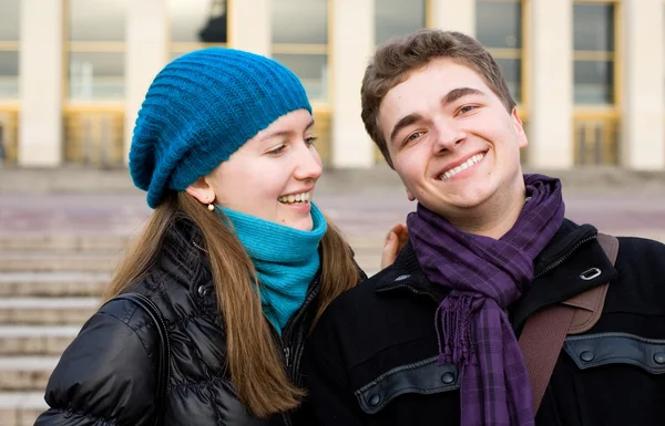 Glückliches lächelndes Paar, das Spaß im Freien hat — Stockfoto
