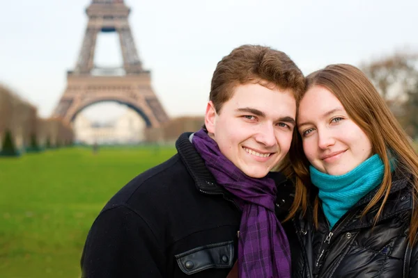 Felice coppia romantica a Parigi — Foto Stock