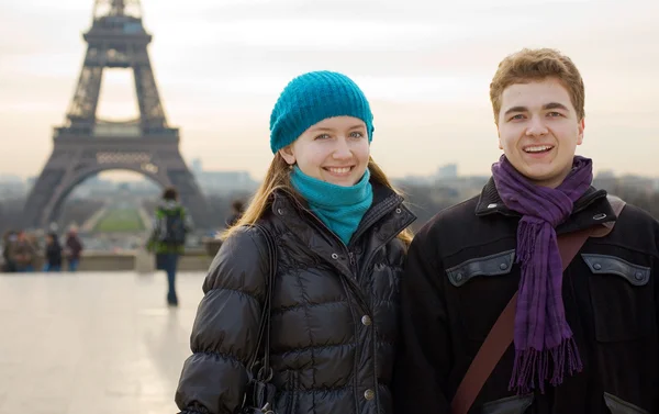Happy smiling couple in Paris near the Eiffel To — Stock Photo, Image