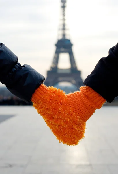 Parejas románticas en París — Foto de Stock