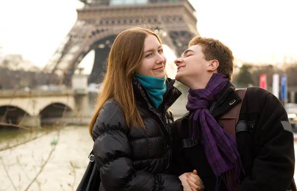 Couple heureux et aimant à Paris — Photo