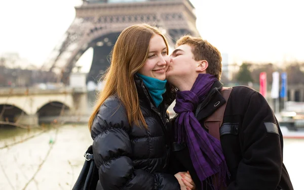 Gelukkig verliefde paar in de buurt van in Parijs — Stockfoto