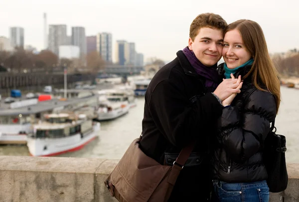 Gelukkig verliefde paar in Parijs — Stockfoto