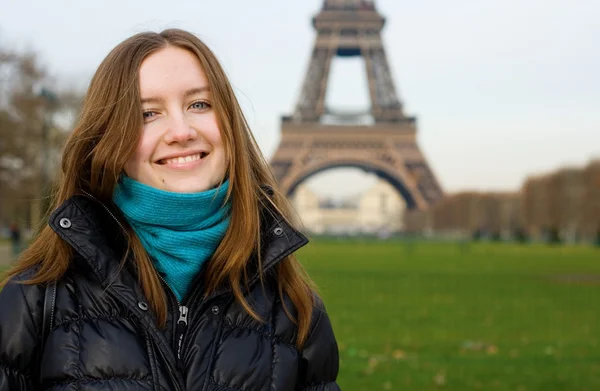 Menina sorridente bonita em Paris — Fotografia de Stock