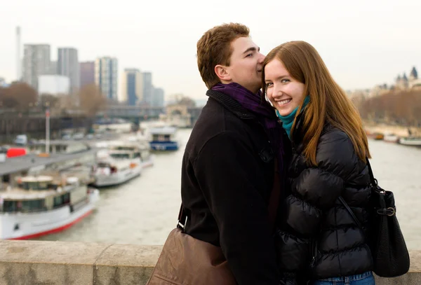 Felice coppia d'amore a Parigi — Foto Stock