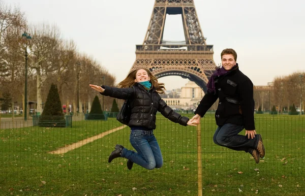 Casal feliz em Paris salto — Fotografia de Stock