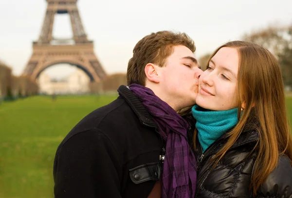 Romantic loving couple in Paris — Stock Photo, Image