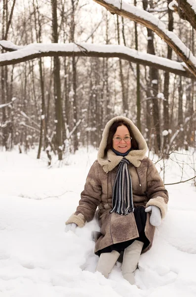 Hermosa mujer en el bosque de invierno — Foto de Stock