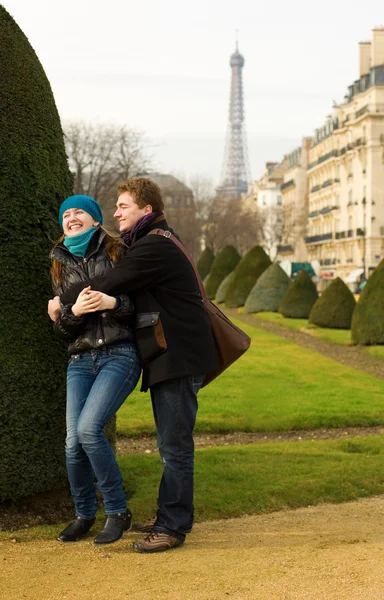 Sevgi dolu mutlu bir çift de paris — Stok fotoğraf