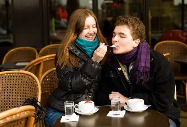 Casal feliz em um café de rua parisiense — Fotografia de Stock