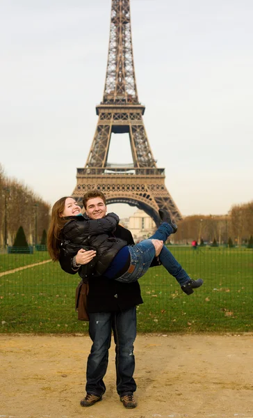 Cep telefonu Paris güzel mutlu bir kadınla — Stok fotoğraf