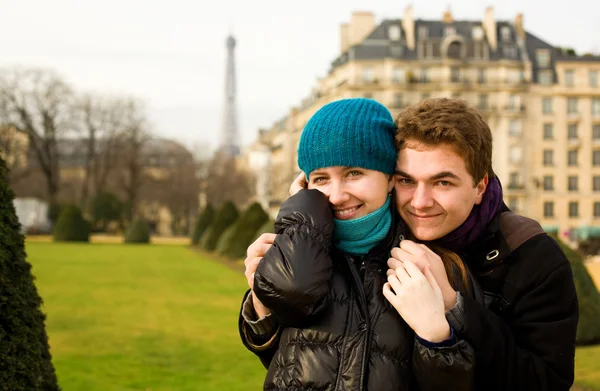 Gelukkig verliefde paar in Parijs, knuffelen — Stockfoto