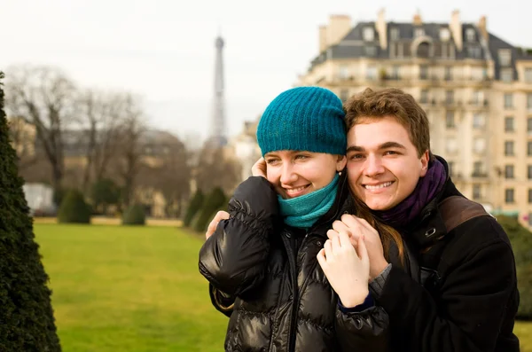 Feliz casal amoroso em Paris, abraçando — Fotografia de Stock