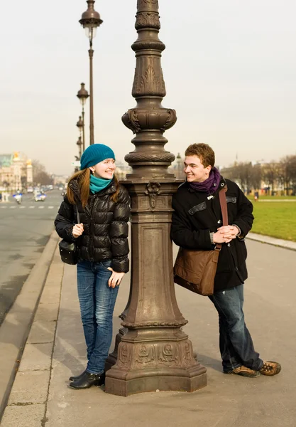 Gelukkig verliefde paar in Parijs plezier buitenshuis — Stockfoto