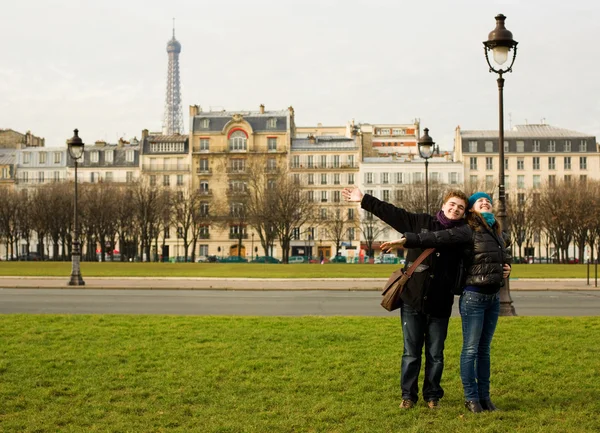 Feliz casal amoroso em Paris se divertindo ourdoors — Fotografia de Stock