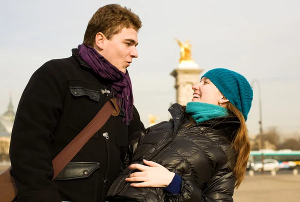 Couple heureux à Paris s'amuser en plein air — Photo