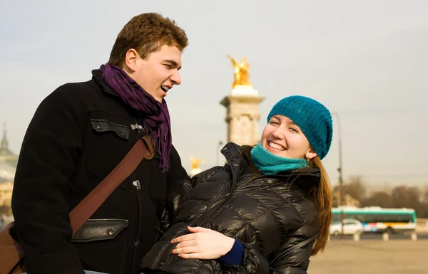 Szczęśliwa para w Paryżu, zabawy na świeżym powietrzu — Zdjęcie stockowe