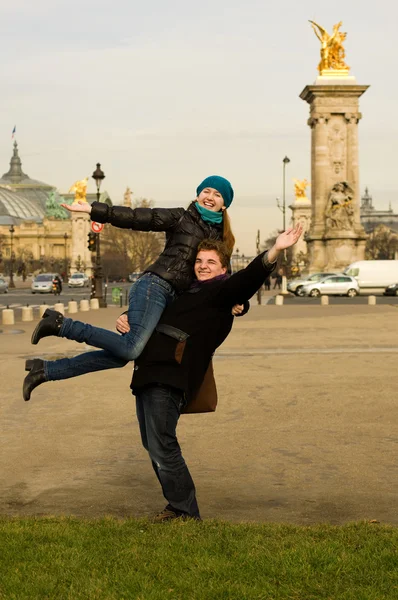 Happy couple in Paris having fun near the Pont A — Stock Photo, Image