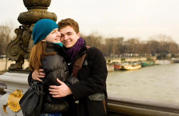 Happy loving couple in Paris hugging on the Pont — Stock Photo, Image