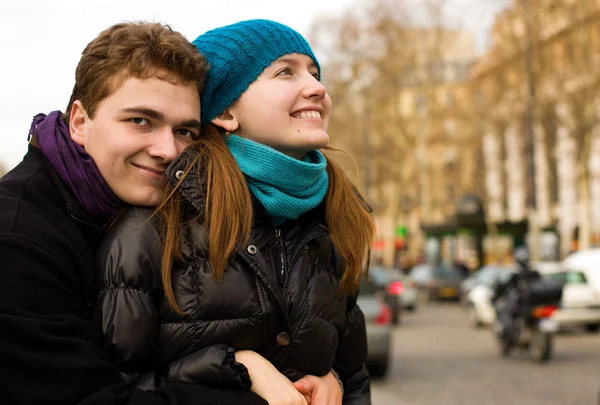 Couple heureux et aimant à Paris, étreignant sur un poteau — Photo