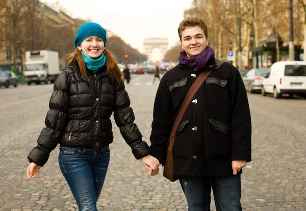 Feliz casal amoroso em Paris nos Campos Elísios — Fotografia de Stock