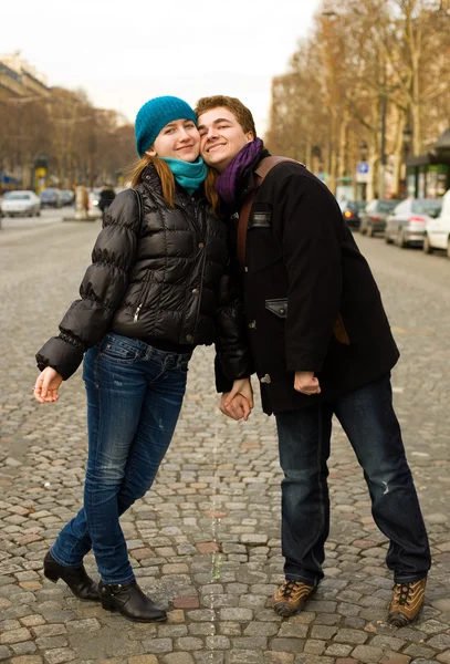 Felice coppia d'amore a Parigi sugli Champs Elysées — Foto Stock