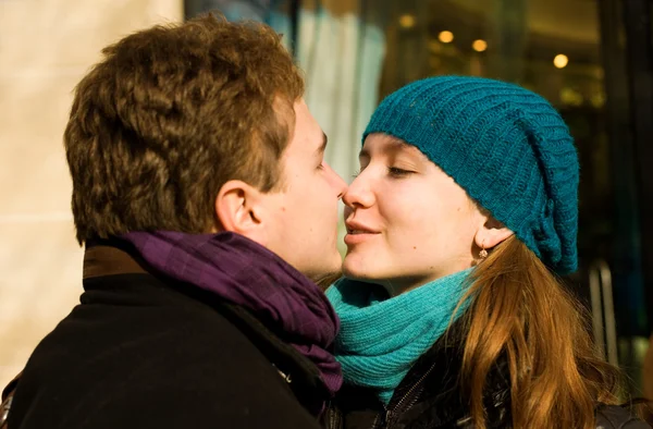 Pareja romántica enamorada besándose al aire libre — Foto de Stock