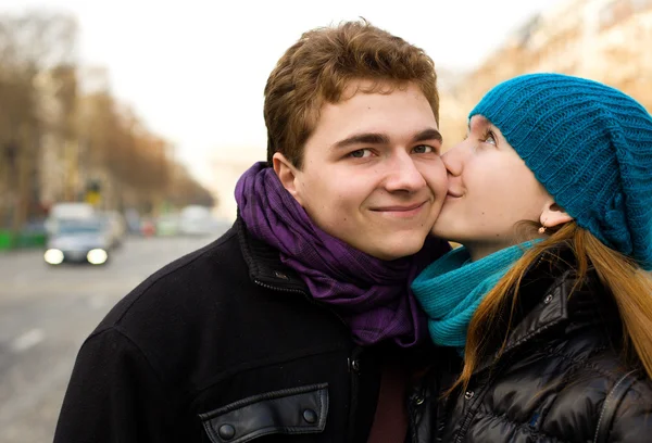 Happy couple in love kissing on the street — Stock Photo, Image