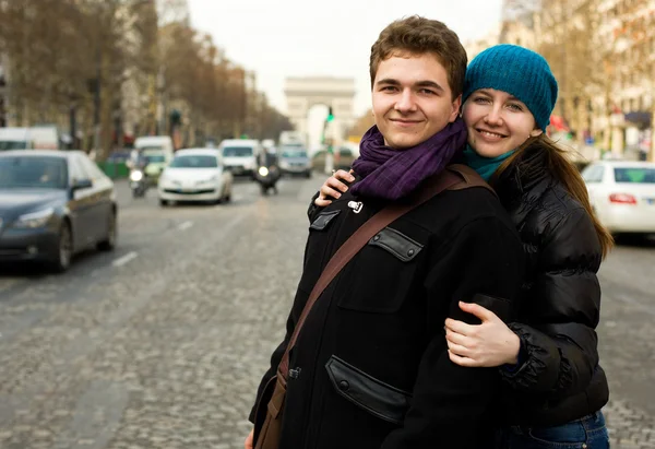 Feliz pareja amorosa en París en los Campos Elíseos — Foto de Stock