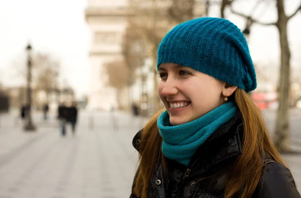 Schöne junge touristin in paris mit dem triomp — Stockfoto