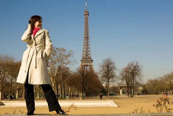 春にはパリで幸せな美しい女性 — ストック写真