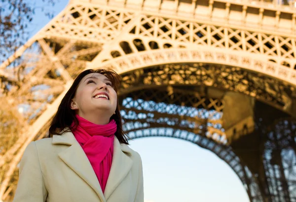 Happy beautiful woman in Paris in springtime — Stock Photo, Image