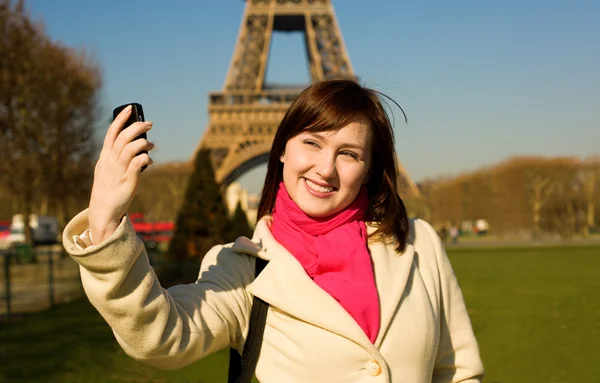 Hermosa mujer feliz con teléfono celular en París — Foto de Stock