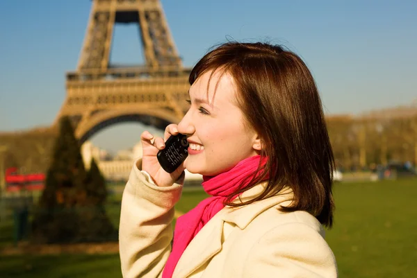 Krásná šťastná žena s mobil v Paříži — Stock fotografie