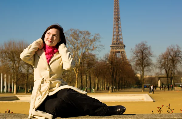 Gelukkig mooie vrouw in Parijs in het voorjaar — Stockfoto