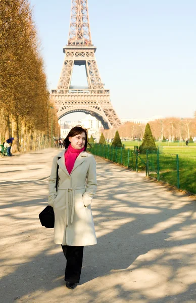 Ευτυχής όμορφη γυναίκα στο Παρίσι που περπατά κοντά το — Φωτογραφία Αρχείου
