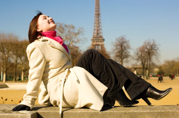 Счастливая красивая женщина в Париже, отдыхающая — стоковое фото