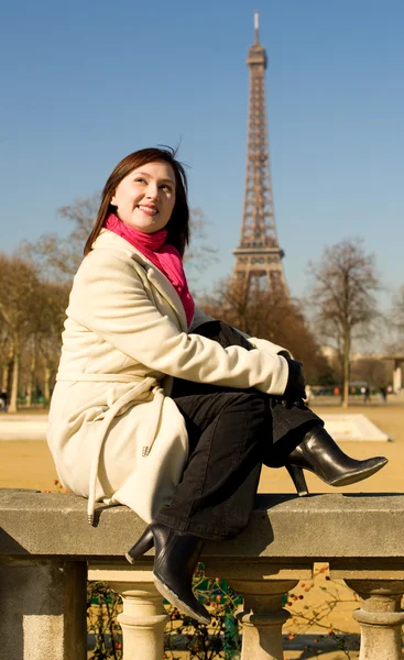 Glad vacker kvinna i paris nära Eiffeltornet t — Stockfoto