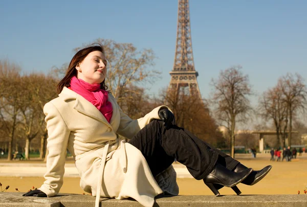 Ευτυχής όμορφη γυναίκα στο Παρίσι, χαλαρωτικό — Φωτογραφία Αρχείου